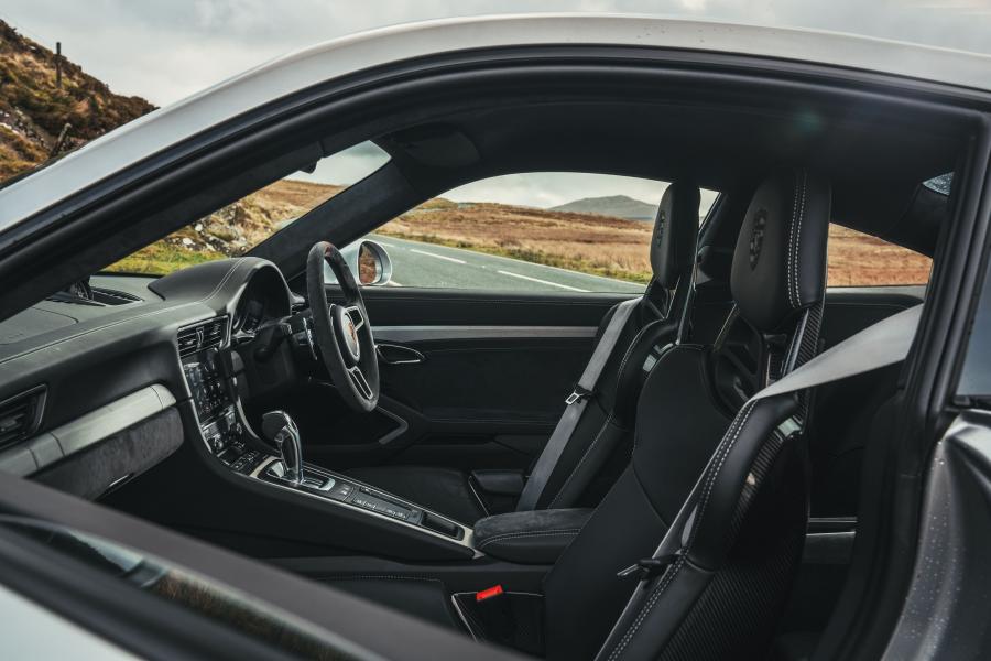 Интерьер Porsche 911 GT3 (991) 2017 года  (UK) (фото 37 из 42)